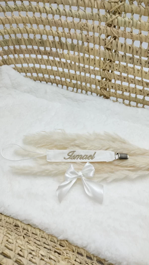 attache tétine tissu brodé